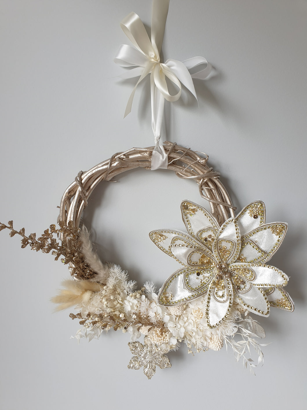 Christmas Wreath - Gold & White